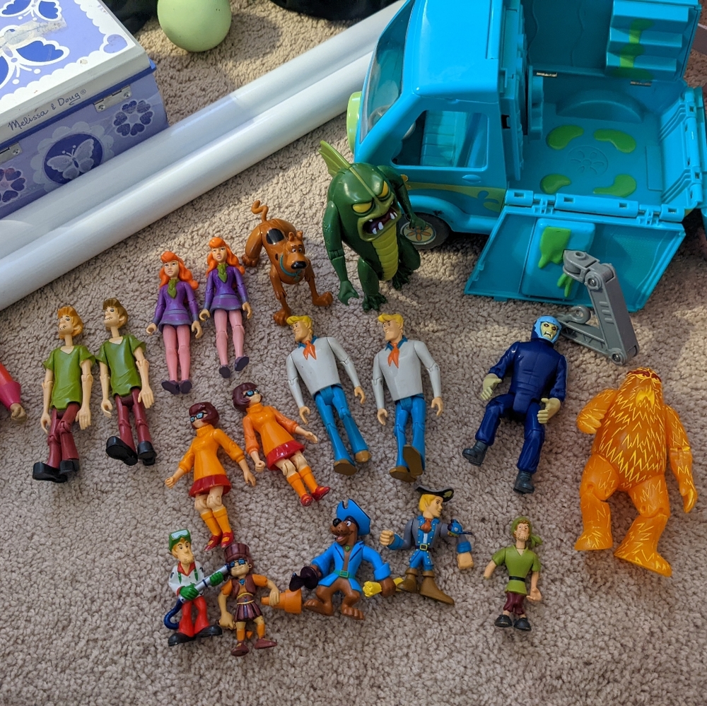 Scooby-Doo mystery machine and action figures